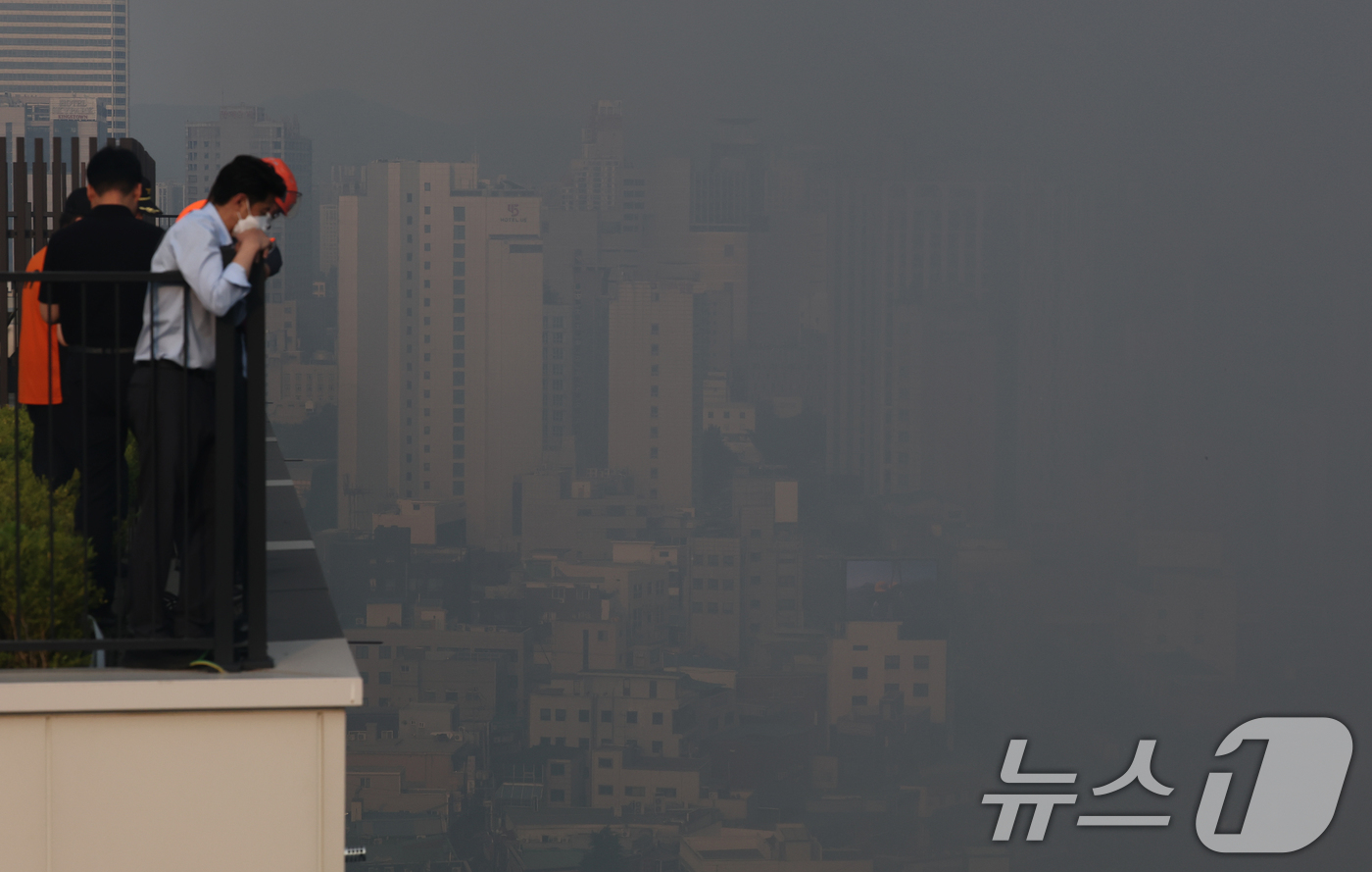 (서울=뉴스1) 오대일 기자 = 28일 오후 서울 중구 을지로 세운상가 인근 재개발 예정지구에서 화재가 발생해 도심 빌딩숲이 연기로 가득차 있다. 소방당국은 이날 오후 6시 20분 …