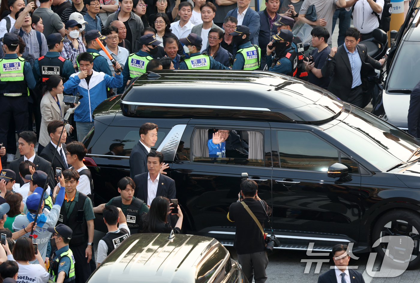 (서울=뉴스1) 이재명 기자 = 이재명 더불어민주당 대통령 후보가 28일 오후 서울 성동구 왕십리역 광장에서 열린 유세를 마친 후 이동하고 있다. (공동취재) 2025.5.28/뉴 …