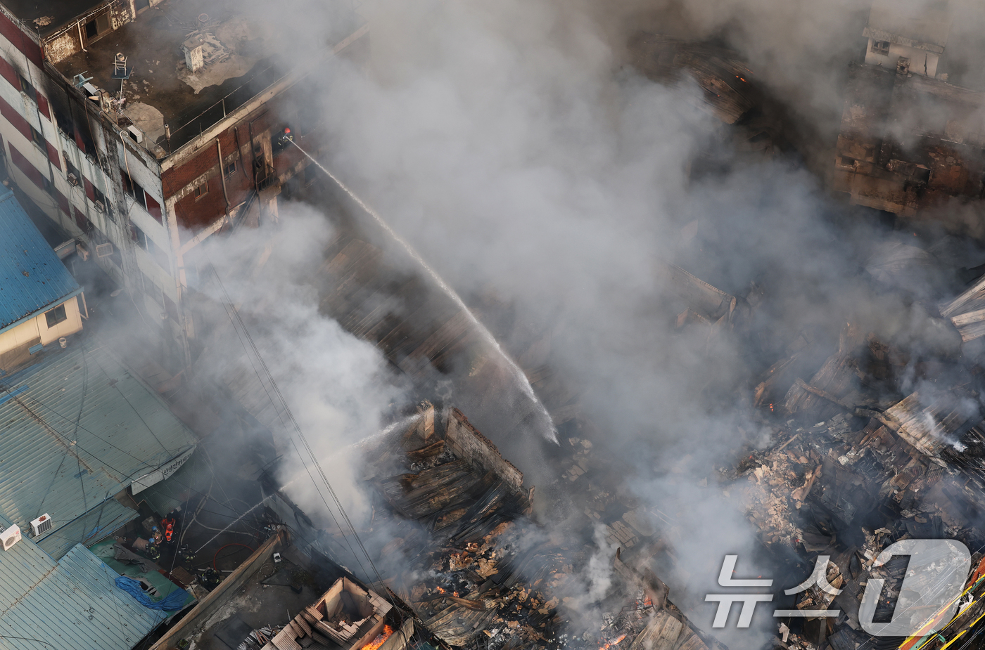 (서울=뉴스1) 오대일 기자 = 28일 오후 서울 중구 을지로 세운상가 인근 재개발 예정지구에서 화재가 발생해 소방대원들이 화재를 진압하고 있다.소방당국은 이날 오후 6시 20분 …