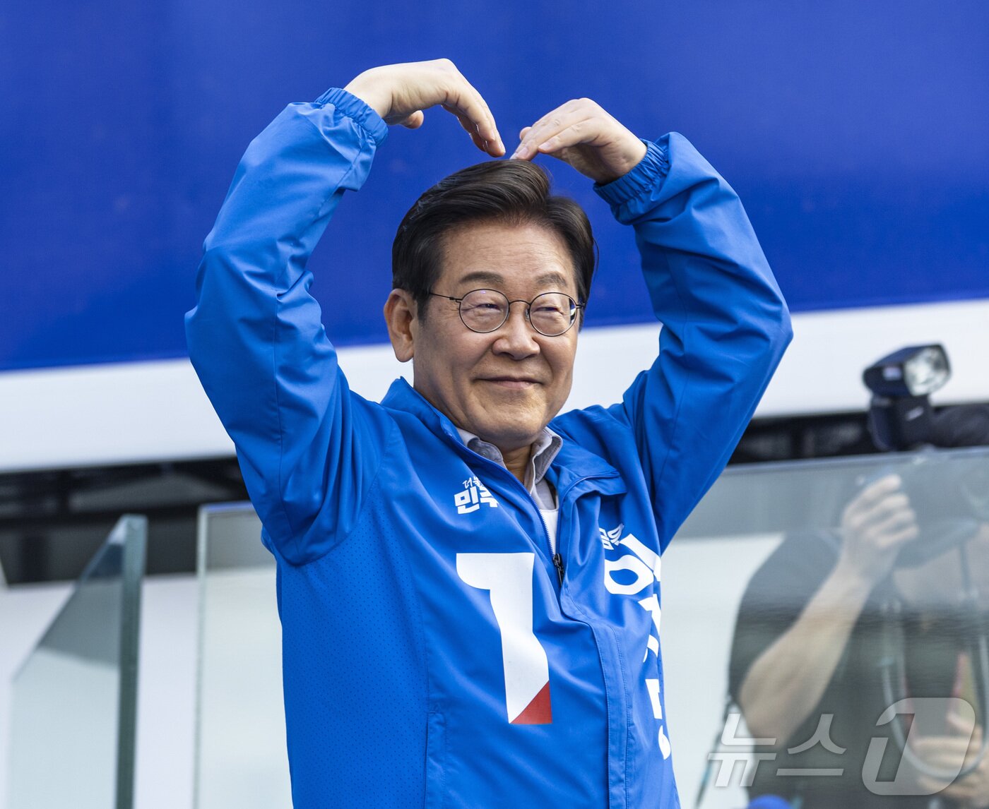 본문 이미지 - 더불어민주당 이재명 대통령 후보가 28일 서울 왕십리역 광장에서 열린 성동구·동대문구 집중 유세에서 연설을 마친 뒤 무대를 떠나며 하트를 그리고 있다. &#40;공동취재&#41; 2025.5.28/뉴스1 ⓒ News1 이재명 기자