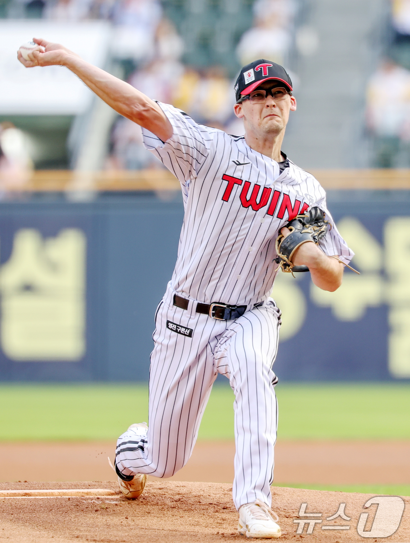 (서울=뉴스1) 민경석 기자 = 28일 오후 서울 송파구 잠실야구장에서 열린 프로야구 '2025 신한 SOL뱅크 KBO 리그' 한화 이글스와 LG 트윈스의 경기에서 1회초 LG 선 …