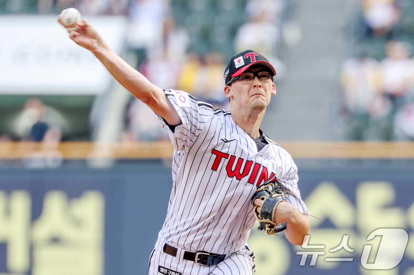 (서울=뉴스1) 민경석 기자 = 28일 오후 서울 송파구 잠실야구장에서 열린 프로야구 '2025 신한 SOL뱅크 KBO 리그' 한화 이글스와 LG 트윈스의 경기에서 1회초 LG 선 …