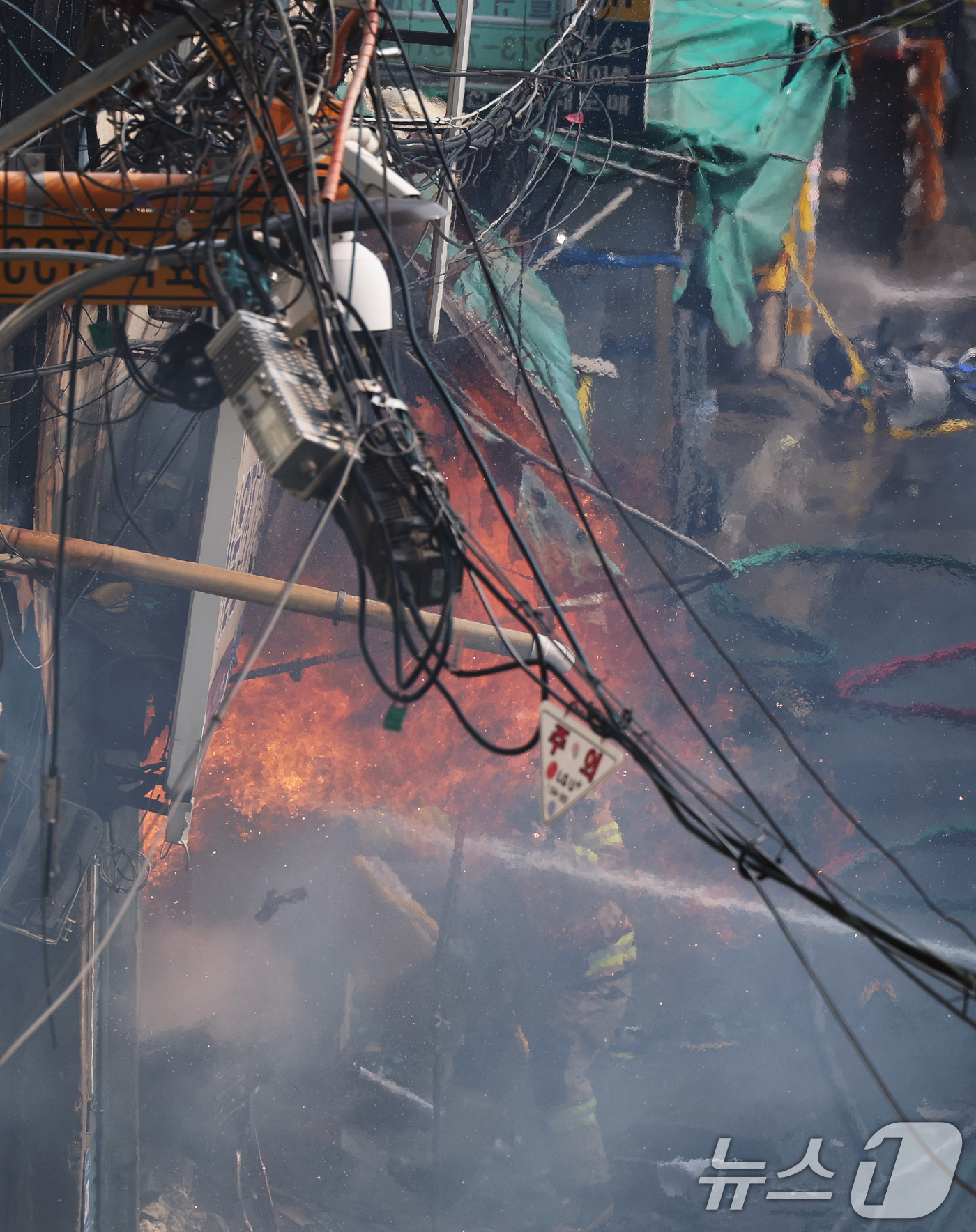 (서울=뉴스1) 오대일 기자 = 28일 오후 서울 중구 을지로 세운상가 인근 재개발 예정지구에서 화재가 발생한 가운데 펑 하는 폭발음을 동반한 불덩이가 진화 작업 중인 소방대원을 …