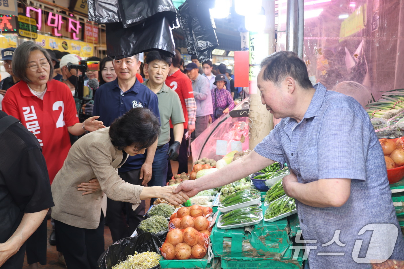 (수원=뉴스1) = 김문수 국민의힘 대통령 후보 부인 설난영 여사가 28일 경기 수원시 팔달구 못골시장을 방문해 상인과 인사하고 있다. (국민의힘 제공, 재판매 및 DB 금지) 2 …