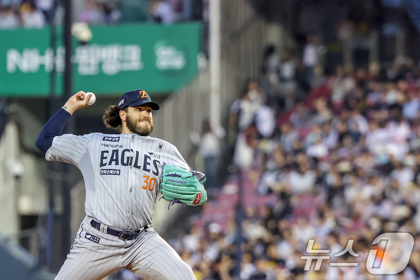 (서울=뉴스1) 민경석 기자 = 28일 오후 서울 송파구 잠실야구장에서 열린 프로야구 '2025 신한 SOL뱅크 KBO 리그' 한화 이글스와 LG 트윈스의 경기에서 5회말 한화 선 …