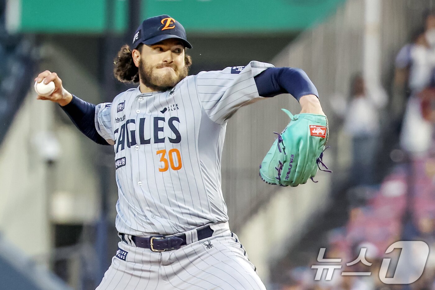 본문 이미지 - 28일 오후 서울 송파구 잠실야구장에서 열린 프로야구 '2025 신한 SOL뱅크 KBO 리그' 한화 이글스와 LG 트윈스의 경기에서 5회말 한화 선발 폰세가 역투하고 있다. 2025.5.28/뉴스1 ⓒ News1 민경석 기자