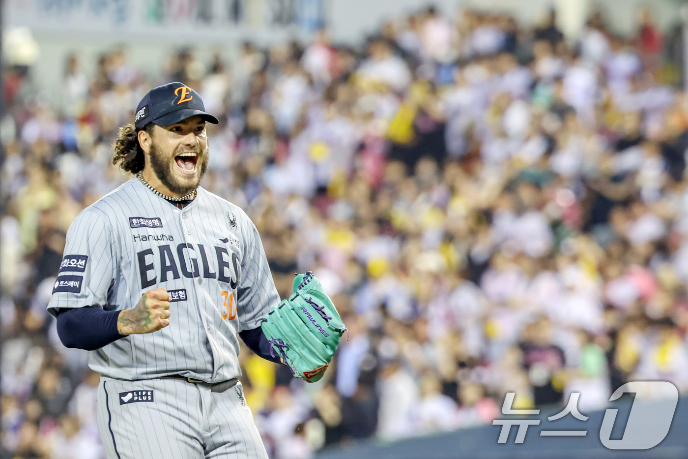 (서울=뉴스1) 민경석 기자 = 28일 오후 서울 송파구 잠실야구장에서 열린 프로야구 '2025 신한 SOL뱅크 KBO 리그' 한화 이글스와 LG 트윈스의 경기에서 6회말 한화 선 …