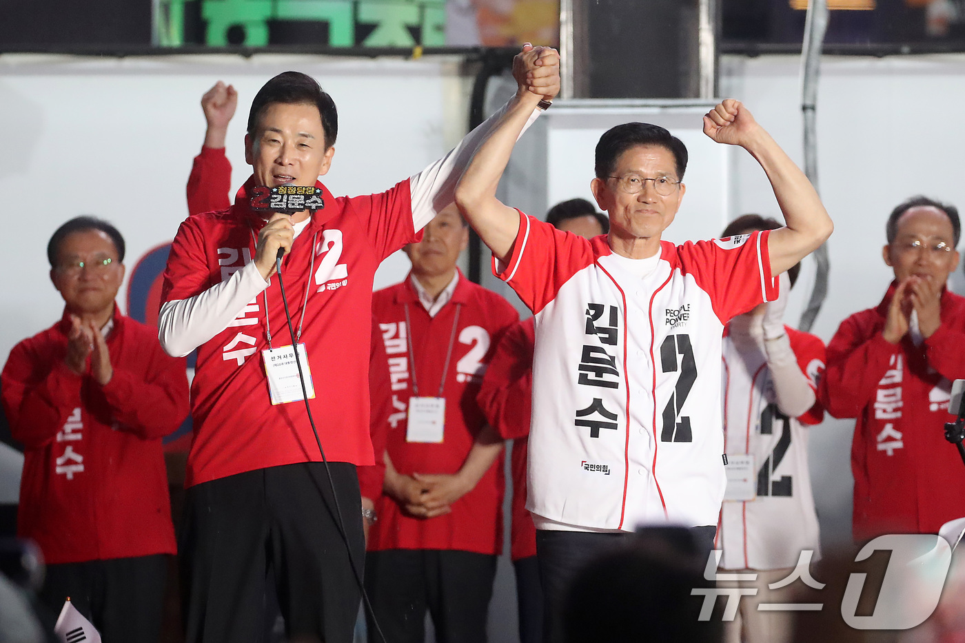 (대구=뉴스1) 공정식 기자 = 김문수 국민의힘 대통령 후보가 28일 오후 대구 중구 동성로를 찾아 유영하 의원과 함께 지지를 호소하고 있다. 2025.5.28/뉴스1