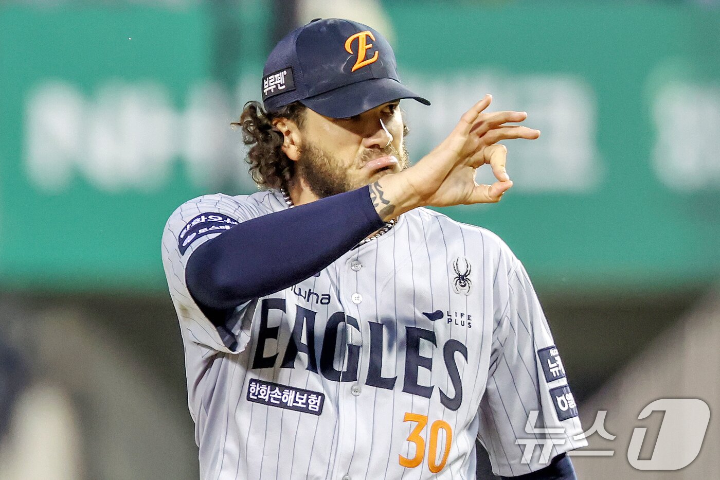 본문 이미지 - 28일 오후 서울 송파구 잠실야구장에서 열린 프로야구 &#39;2025 신한 SOL뱅크 KBO 리그&#39; 한화 이글스와 LG 트윈스의 경기 6회말 무사 주자 없는 상황에서 한화 선발 폰세가 LG 박해민을 송구아웃 시킨 뒤 포수와 사인을 주고받고 있다. 2025.5.28/뉴스1 ⓒ News1 민경석 기자