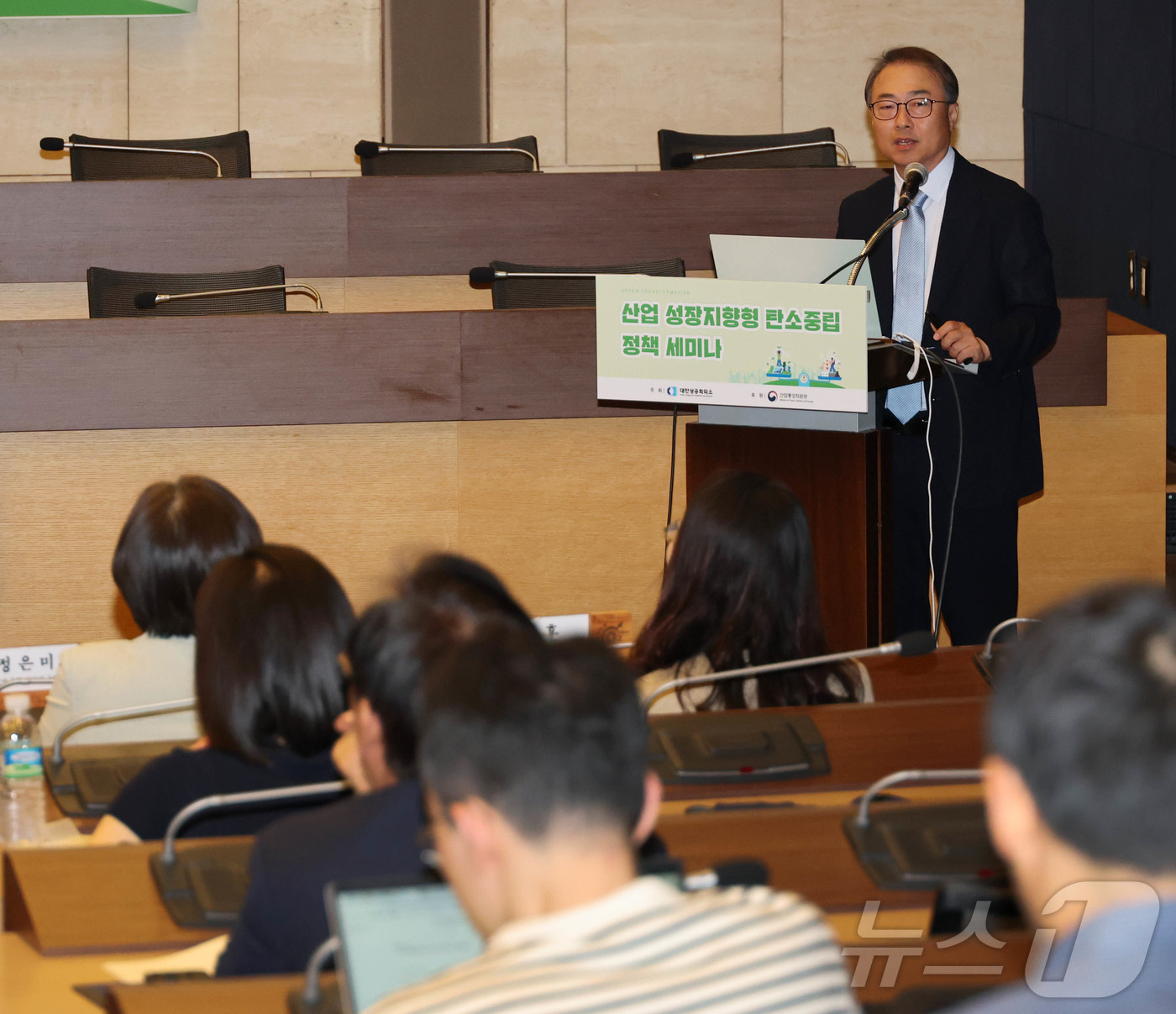 (서울=뉴스1) = 조홍종 단국대 교수가 28일 서울 중구 대한상공회의소에서 열린 산업 성장지향형 탄소중립 정책 세미나에서 주제발표를 하고 있다. (대한상공회의소 제공. 재판매 및 …