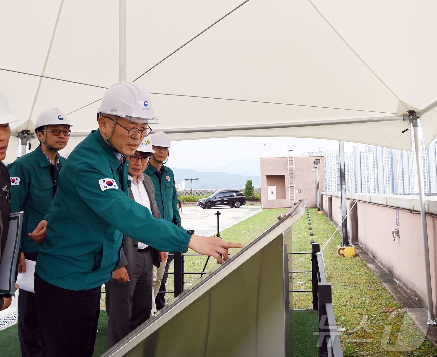 (서울=뉴스1) = 이한경 행정안전부 재난안전관리본부장이 28일 오후 경기도 남양주시 진접2 공공주택지구 조성공사 현장을 찾아 재해영향평가 협의 사업장의 이행상황을 점검하고 있다. …