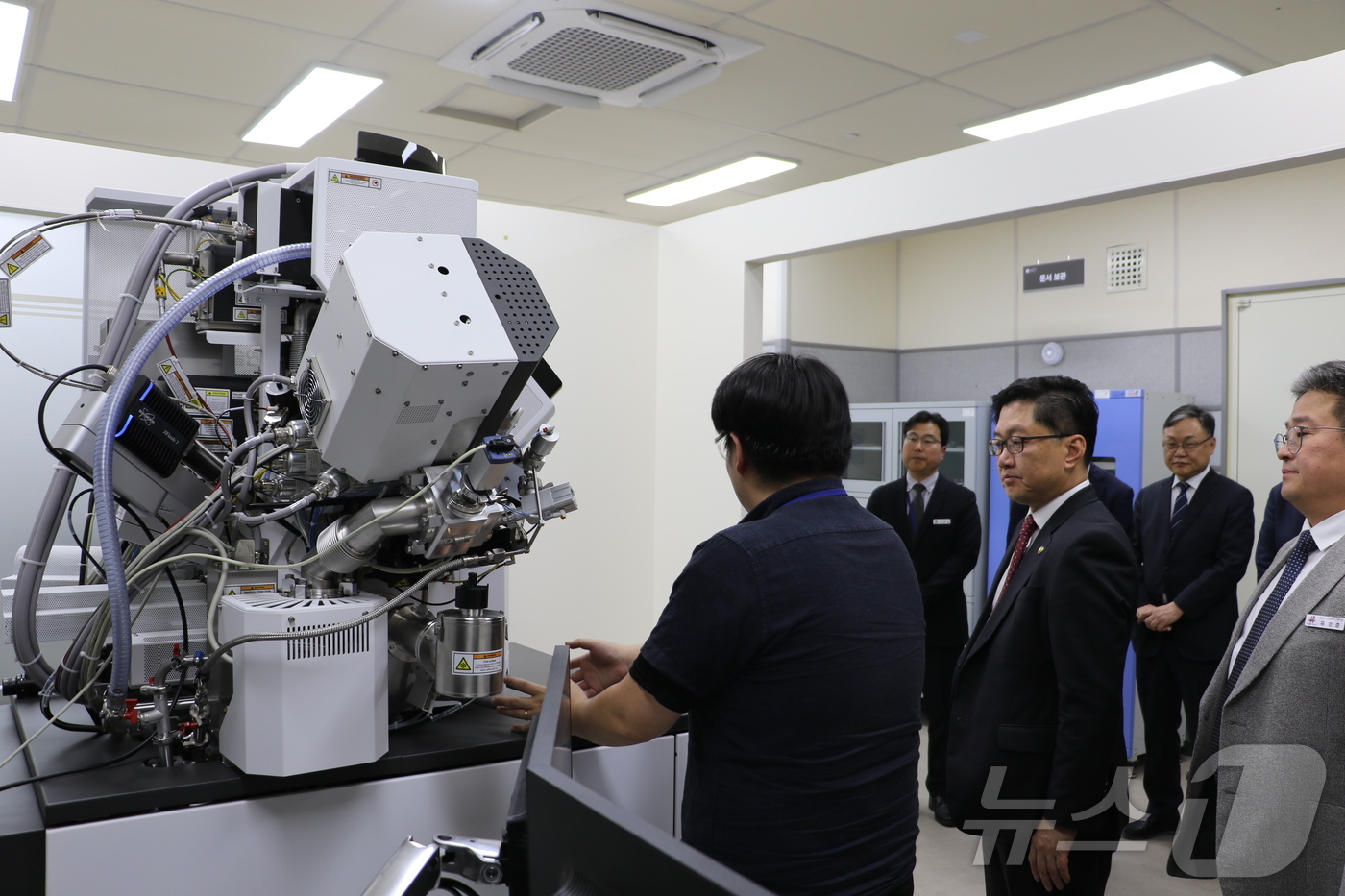 (서울=뉴스1) = 류광준 과학기술정보통신부 과학기술혁신본부장이 28일 오후 경기도 수원시 광교테크노밸리 차세대융합기술연구원을 방문해 전자현미경실에서 '플라즈마집속이온빔 주사전자현 …