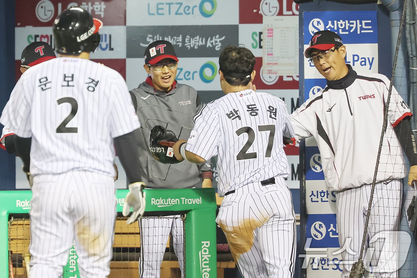 본문 이미지 - 28일 오후 서울 송파구 잠실야구장에서 열린 프로야구 &#39;2025 신한 SOL뱅크 KBO 리그&#39; 한화 이글스와 LG 트윈스의 경기에서 7회말 2사 주자 2,3루 상황에서 염경엽 LG 감독이 박해민의 2타점 동점 적시타에 힘입어 홈을 밟은 박동원, 문보경과 기쁨을 나누고 있다. 2025.5.28/뉴스1 ⓒ News1 민경석 기자