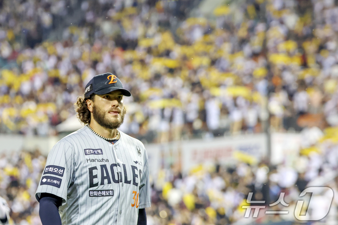 (서울=뉴스1) 민경석 기자 = 28일 오후 서울 송파구 잠실야구장에서 열린 프로야구 '2025 신한 SOL뱅크 KBO 리그' 한화 이글스와 LG 트윈스의 경기 7회말 2사 주자 …