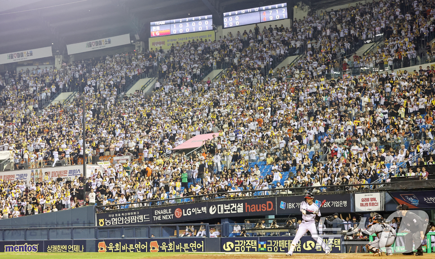(서울=뉴스1) 민경석 기자 = 28일 오후 서울 송파구 잠실야구장에서 열린 프로야구 '2025 신한 SOL뱅크 KBO 리그' 한화 이글스와 LG 트윈스의 경기를 찾은 만원 관중이 …