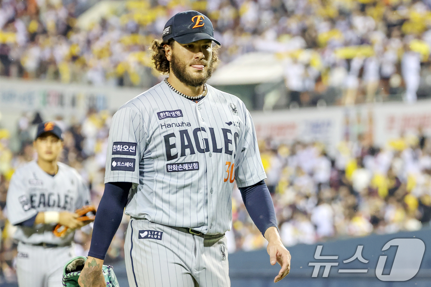 (서울=뉴스1) 민경석 기자 = 28일 오후 서울 송파구 잠실야구장에서 열린 프로야구 '2025 신한 SOL뱅크 KBO 리그' 한화 이글스와 LG 트윈스의 경기 7회말 2사 주자 …