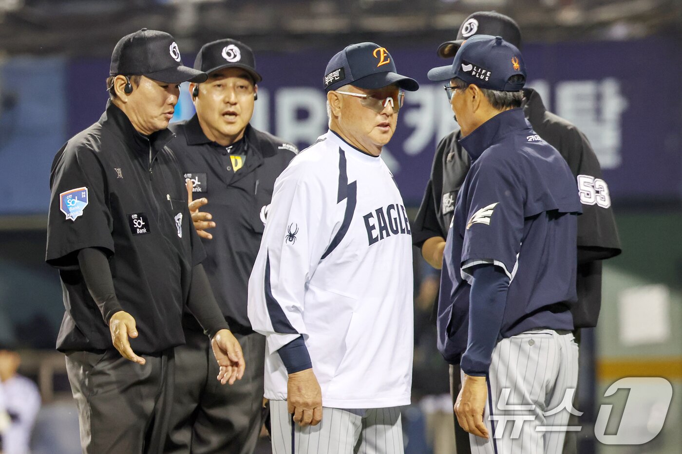 본문 이미지 - 28일 오후 서울 송파구 잠실야구장에서 열린 프로야구 &#39;2025 신한 SOL뱅크 KBO 리그&#39; 한화 이글스와 LG 트윈스의 경기 8회말 2사 주자 1,2루 상황에서 투구 동작 중이던 한화 한승혁이 LG 박동혁의 타임 요청에 넘어지자 김경문 한화 감독이 심판에 항의하고 있다. 2025.5.28/뉴스1 ⓒ News1 민경석 기자