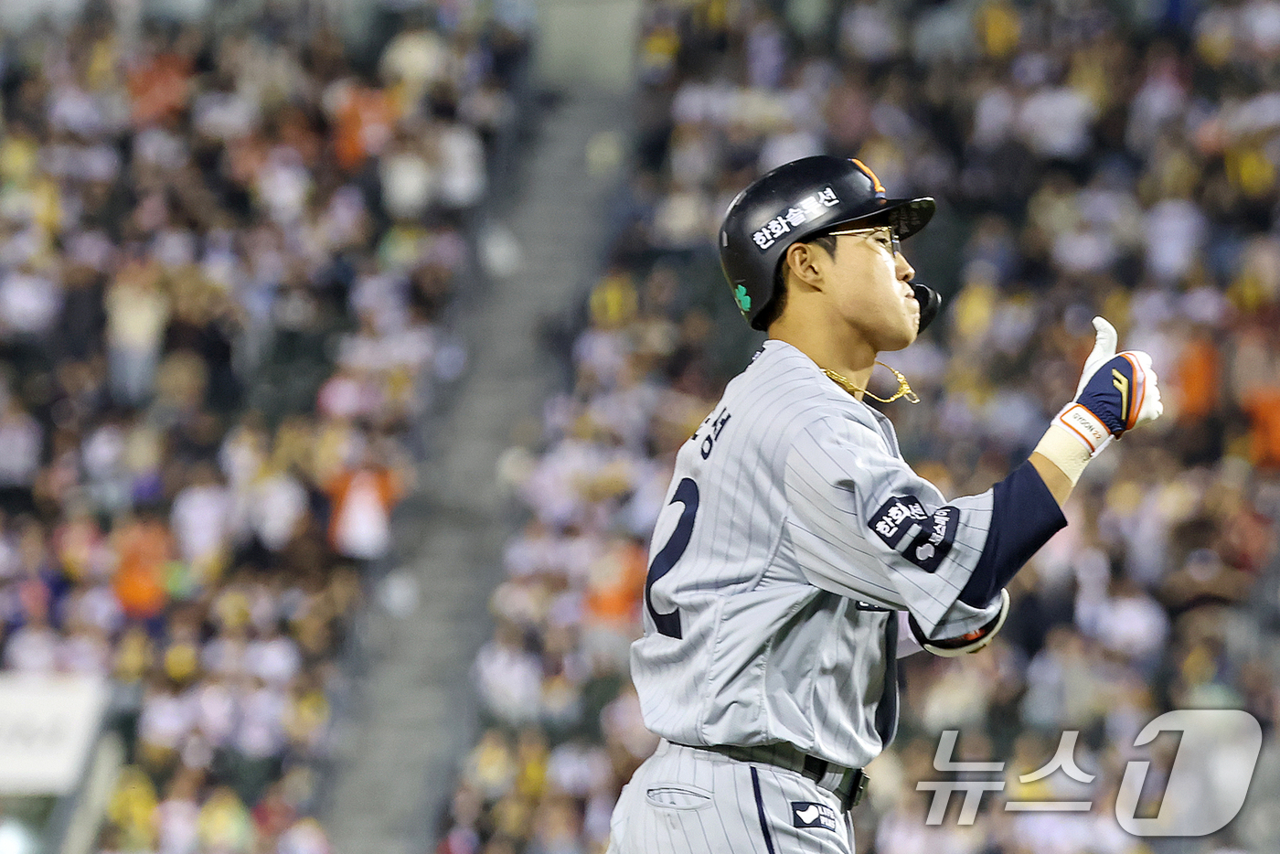 (서울=뉴스1) 민경석 기자 = 28일 오후 서울 송파구 잠실야구장에서 열린 프로야구 '2025 신한 SOL뱅크 KBO 리그' 한화 이글스와 LG 트윈스의 경기 연장 11회초 2사 …