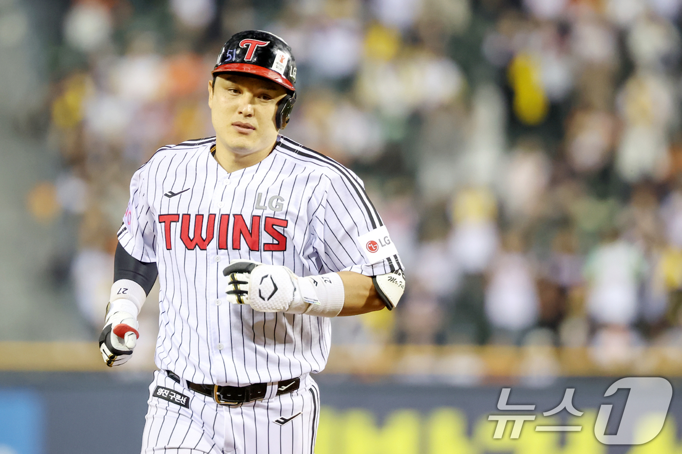 (서울=뉴스1) 민경석 기자 = 28일 오후 서울 송파구 잠실야구장에서 열린 프로야구 '2025 신한 SOL뱅크 KBO 리그' 한화 이글스와 LG 트윈스의 경기 연장 11회말 1사 …