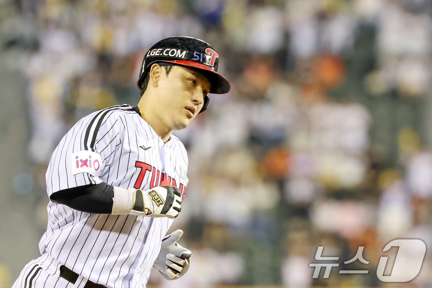 (서울=뉴스1) 민경석 기자 = 28일 오후 서울 송파구 잠실야구장에서 열린 프로야구 '2025 신한 SOL뱅크 KBO 리그' 한화 이글스와 LG 트윈스의 경기 연장 11회말 1사 …