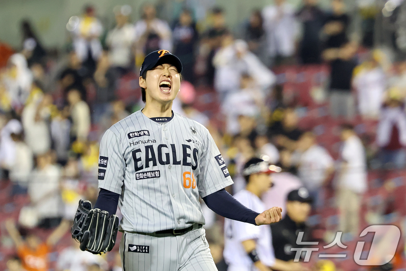 (서울=뉴스1) 민경석 기자 = 28일 오후 서울 송파구 잠실야구장에서 열린 프로야구 '2025 신한 SOL뱅크 KBO 리그' 한화 이글스와 LG 트윈스의 경기 연장 11회말 2사 …