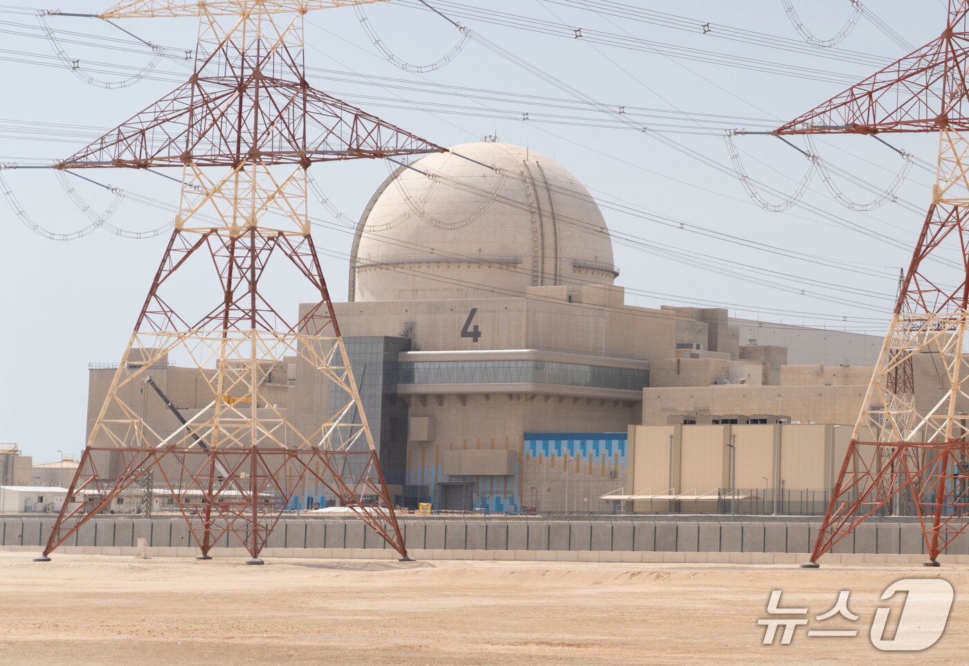 본문 이미지 - 중동지역에서 한전이 수주한 원전. 사막 한 가운데 원전이 자리잡고 있다. (사진제공=산업통상자원부 공동취재단·한국전력)