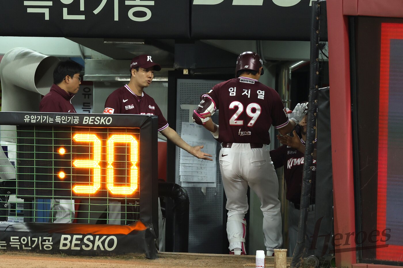 본문 이미지 - 키움 히어로즈가 28일 열린 KBO리그 광주 KIA 타이거즈전에서 7-13으로 역전패했다. 팀 창단 후 최다 9연패 타이기록을 작성했고, KBO리그 월간 최다 21패 기록을 세웠다. (키움 히어로즈 제공)