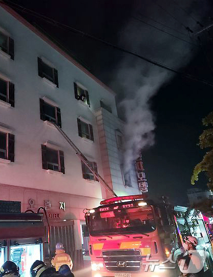 (서산=뉴스1) = 28일 오후 9시33분께 충남 서산 동문동 한 모텔 2층에서 발생한 화재로 연기가 밖으로 나오고 있다.충남소방본부 등에 따르면 신고를 받고 출동한 소방 당국은 …