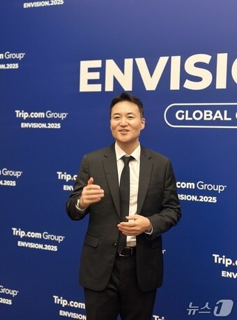 본문 이미지 - 지난 26일 중국 상하이에서 트립닷컴 그룹이 개최한 '인비젼 2025 글로벌 콘퍼런스' 현장에서 인터뷰 중인 홍종민 트립닷컴 한국지사장 ⓒ News1 윤슬빈 기자