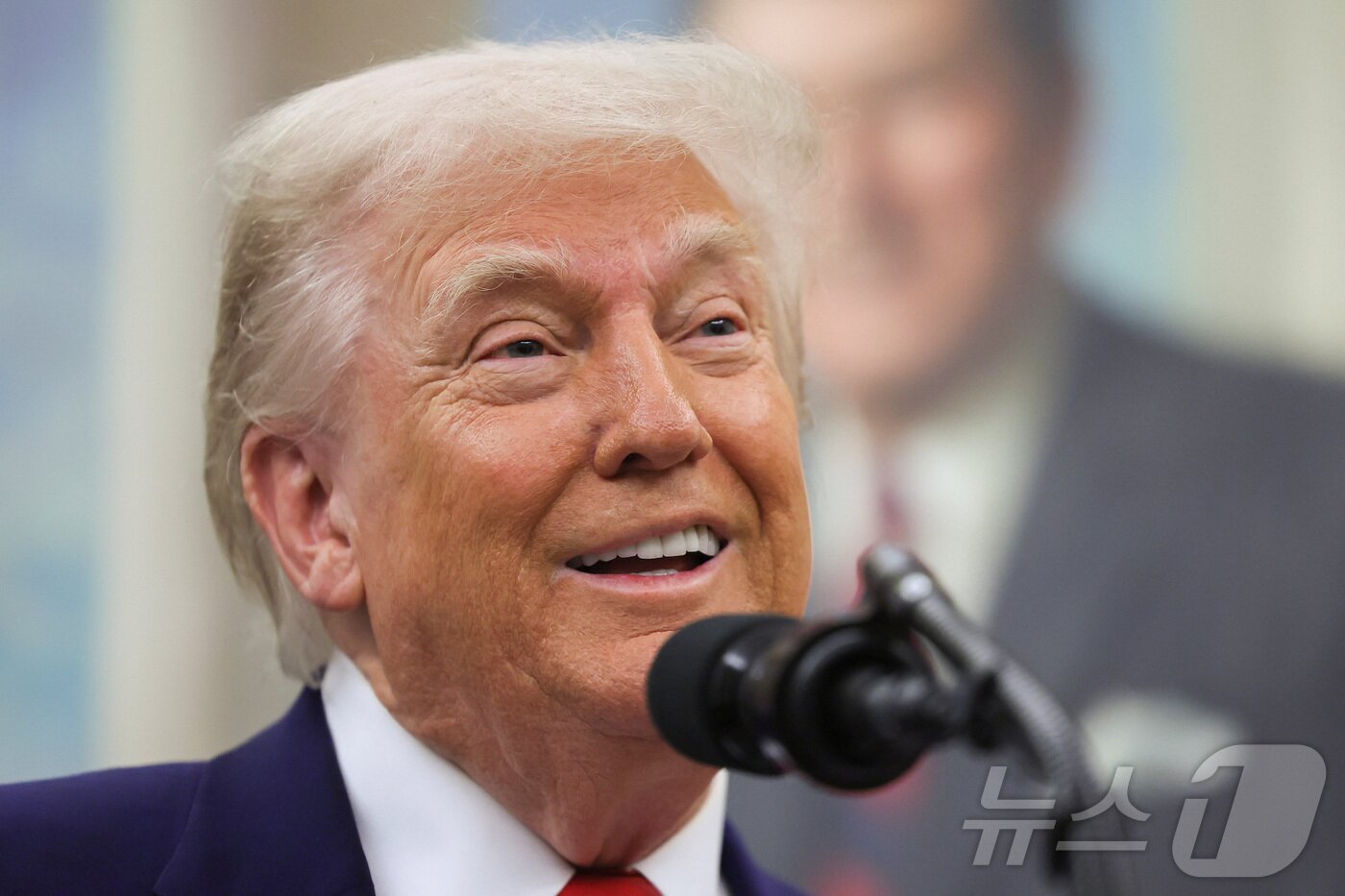 본문 이미지 - 28일(현지시간) 도널드 트럼프 미국 대통령이 백악관에서 열린 워싱턴DC 임시 연방검사장 임명식에서 발언하고 있다. 2025.05.28 ⓒ 로이터=뉴스1 ⓒ News1 김지완 기자