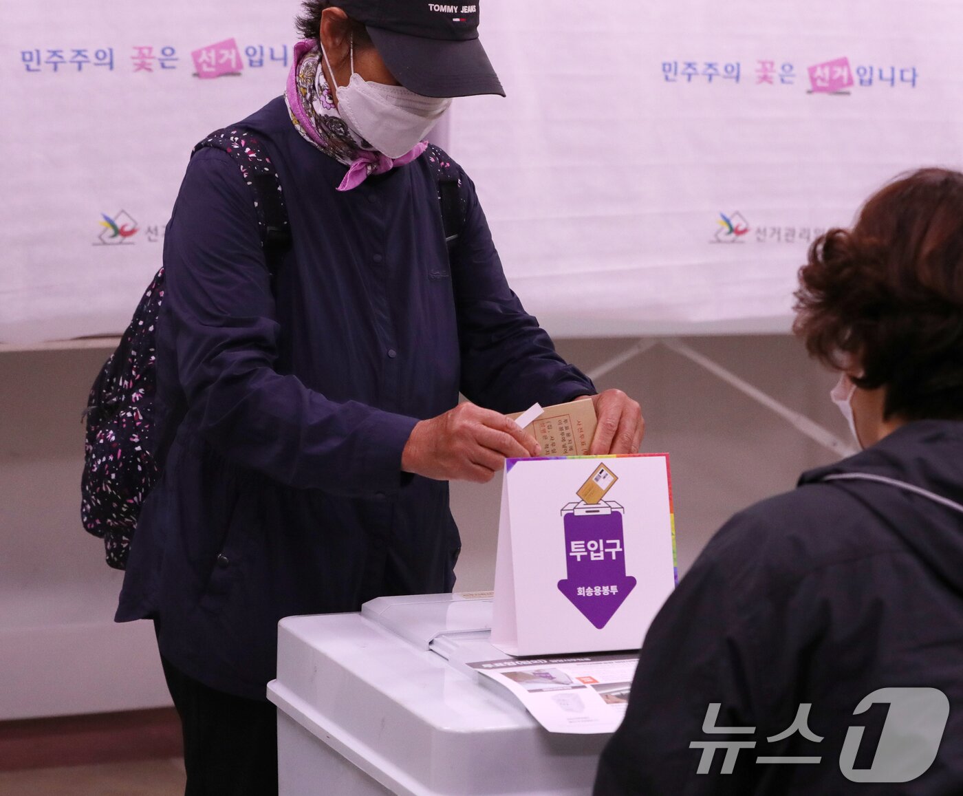 본문 이미지 - 제21대 대통령 선거 사전 투표 첫날인 29일 전북 전주시 서신동주민센터에 마련된 사전투표소를 찾은 한 유권자가 사전투표를 하고 있다. 2025.5.29/뉴스1 ⓒ News1 유경석 기자