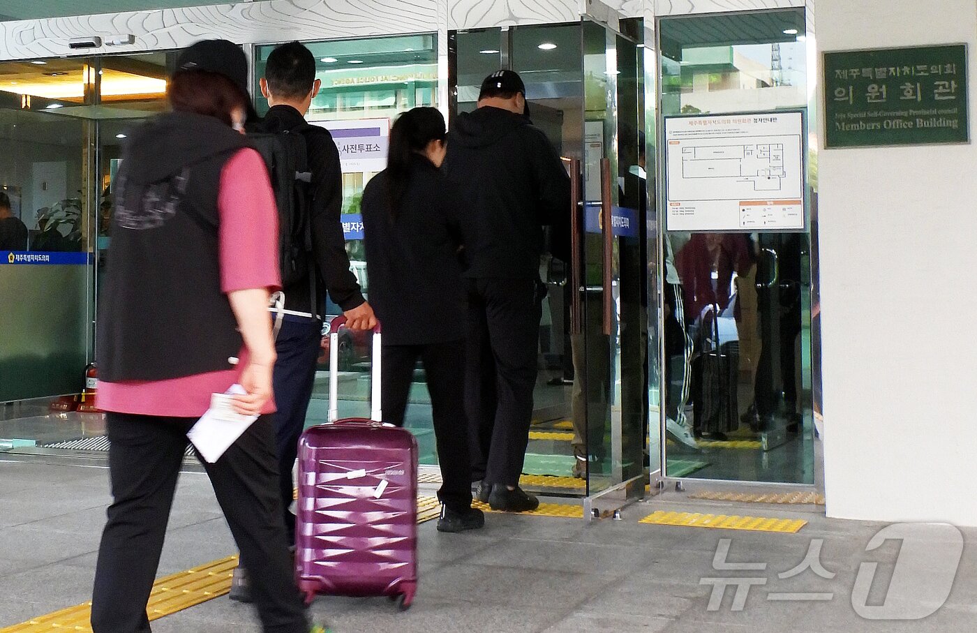 본문 이미지 - 사전투표 첫날인 29일 오전 제주시 연동 사전투표소인 제주도의회 의원회관 앞에서 유권자들이 순서대로 입장하고 있다. 2025.5.29/뉴스1 ⓒ News1 오미란 기자