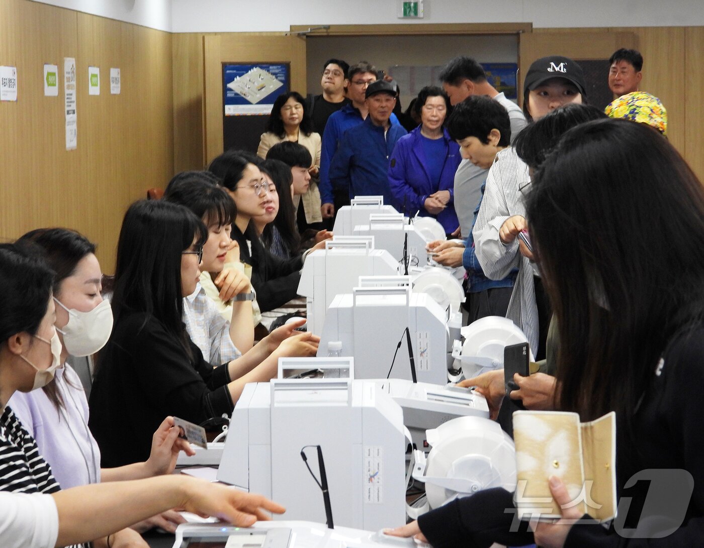 본문 이미지 - 사전투표 첫날인 29일 오전 제주시 연동 사전투표소인 제주도의회 의원회관 대회의실에서 유권자들이 투표 준비를 하고 있다. 2025.5.29/뉴스1 ⓒ News1 오미란 기자