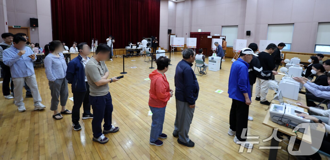 본문 이미지 - 제21대 대통령 선거 사전 투표 첫날인 29일 오전 서울 종로구 무악동주민센터에 마련된 사전투표소에서 유권자들이 투표를 위해 줄을 서고 있다. 2025.5.29/뉴스1 ⓒ News1 황기선 기자