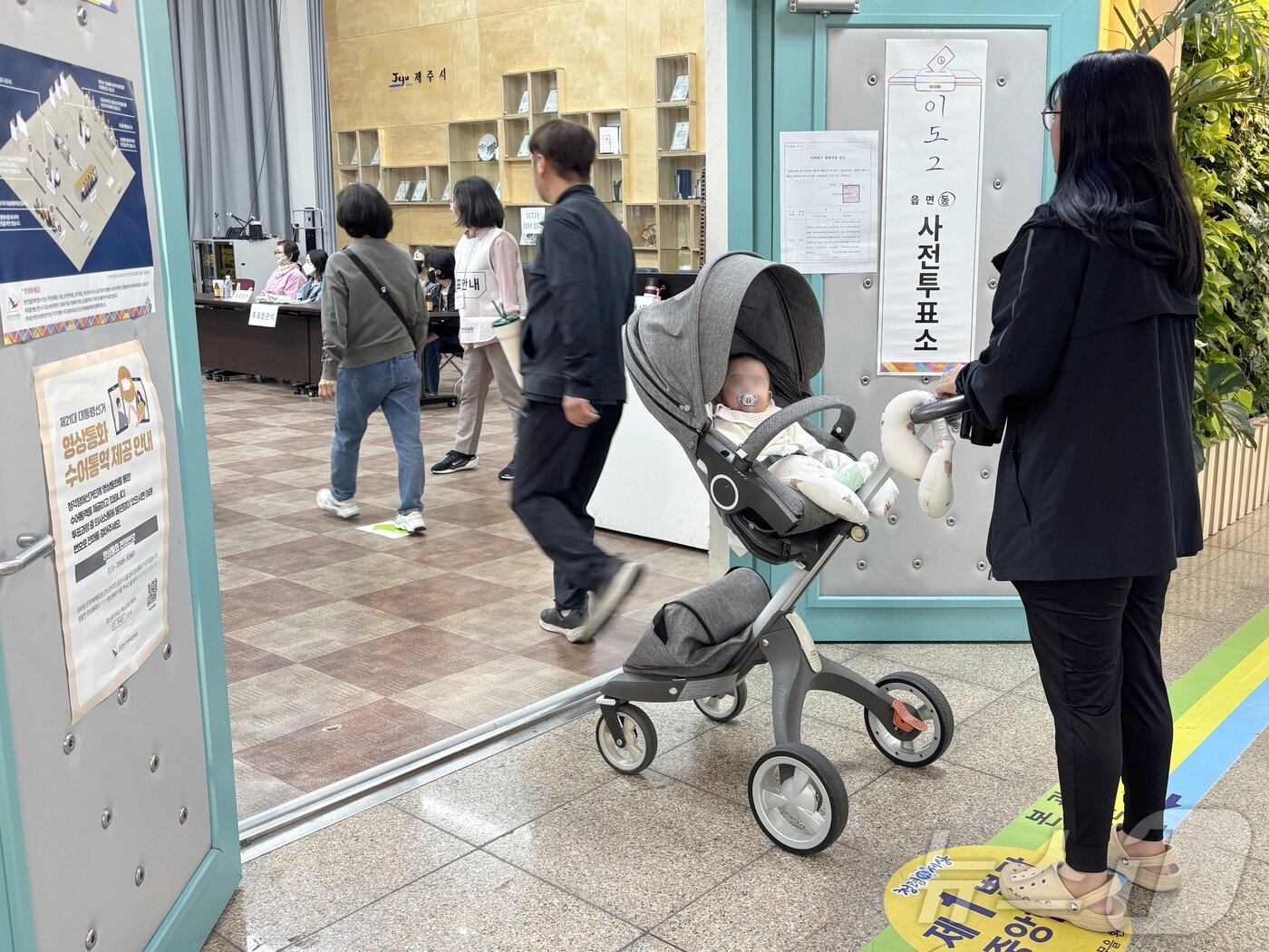 본문 이미지 - 제21대 대선 사전투표가 시작된 29일 아침 제주시청 제1별관에 설치된 이도2동 사전투표소로 유권자들이 입장하고 있다.2025.5.29/뉴스1 ⓒ News1 홍수영 기자