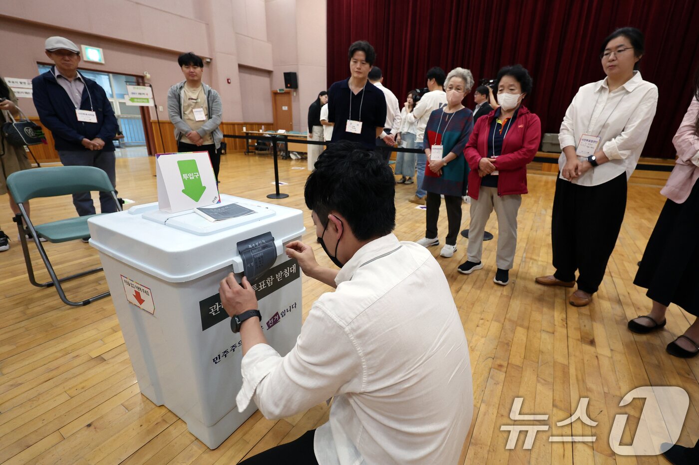 본문 이미지 - 제21대 대통령 선거 사전 투표 첫날인 29일 오전 서울 종로구 무악동주민센터에 마련된 사전투표소에서 투표관리관이 투표함을 봉인하고 있다. 2025.5.29/뉴스1 ⓒ News1 황기선 기자