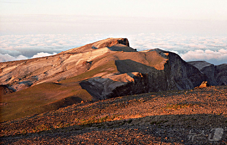 (평양 노동신문=뉴스1) = 북한 노동당 기관지 노동신문은 29일 유네스코 세계지질공원으로 등재된 '백두산지구'를 소개했다. [국내에서만 사용가능. 재배포 금지. DB 금지. Fo …