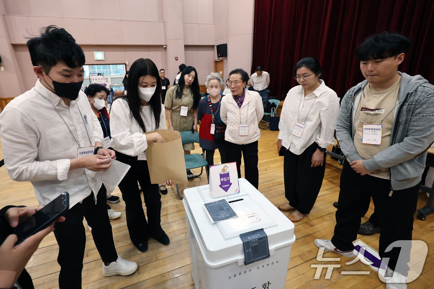 본문 이미지 - 제21대 대통령 선거 사전 투표 첫날인 29일 오전 서울 종로구 무악동주민센터에 마련된 사전투표소에서 참관단이 투표함 봉인 모습을 살펴보고 있다. 2025.5.29/뉴스1 ⓒ News1 황기선 기자