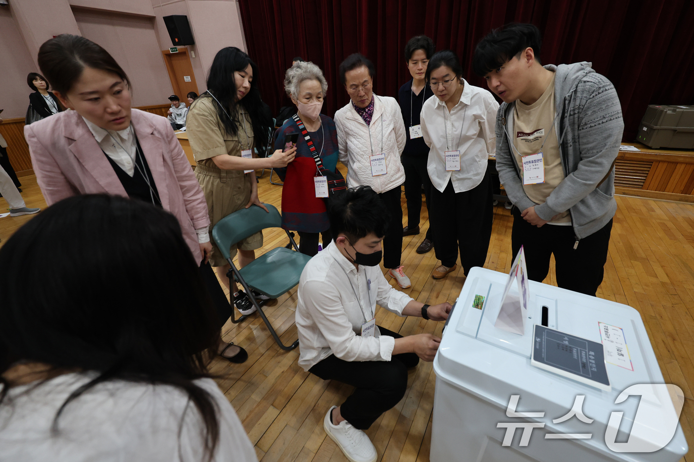 (서울=뉴스1) 황기선 기자 = 제21대 대통령 선거 사전 투표 첫날인 29일 오전 서울 종로구 무악동주민센터에 마련된 사전투표소에서 참관단이 투표함 봉인 모습을 살펴보고 있다. …