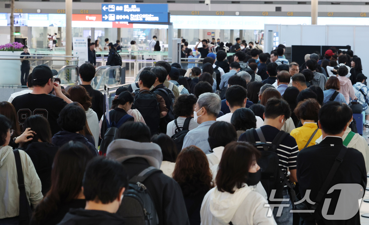 (인천공항=뉴스1) 김명섭 기자 = 제21대 대통령 선거 사전투표 첫날인 29일 오전 인천공항에서 여행객들이 출국 전 투표를 하고 있다.  2025.5.29/뉴스1
