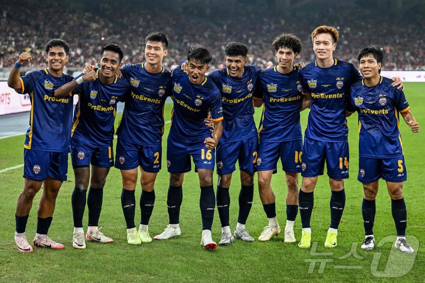 본문 이미지 - 맨유를 꺾은 뒤 기뻐하는 동남아 올스타 ⓒ AFP=뉴스1