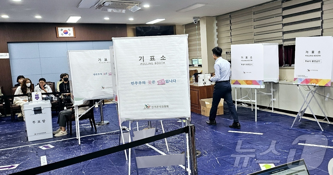 (대구=뉴스1) 남승렬 기자 = 제21대 대선 사전투표 첫날인 29일 오전 대구 수성구 범어1동 사전투표소를 찾은 유권자들이 소중한 한 표를 행사하고 있다.  2025.5.29/뉴 …