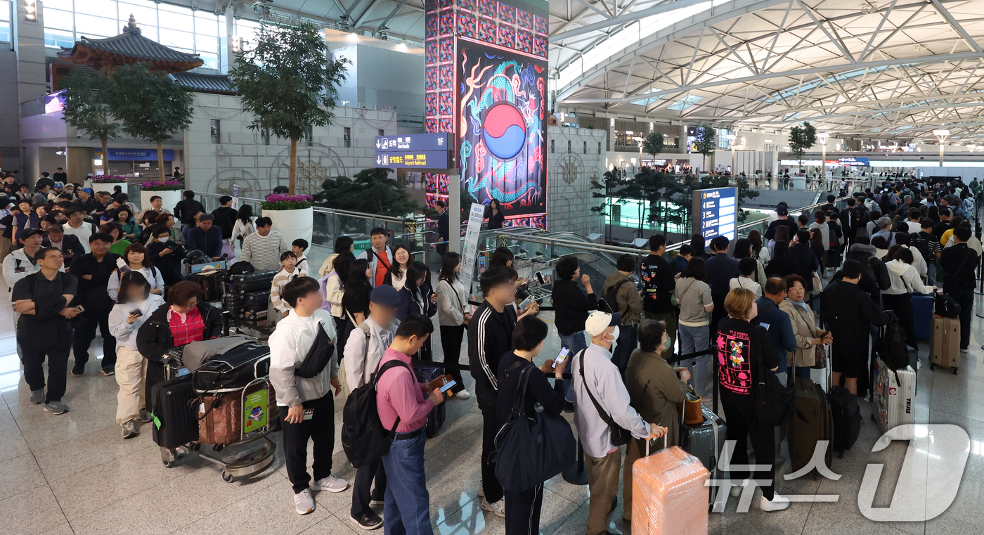 (인천공항=뉴스1) 김명섭 기자 = 제21대 대통령선거 사전투표일인 29일 오전 인천공항에서 여행객들이 출국 전 줄서서 투표를 하고 있다. 2025.5.29/뉴스1