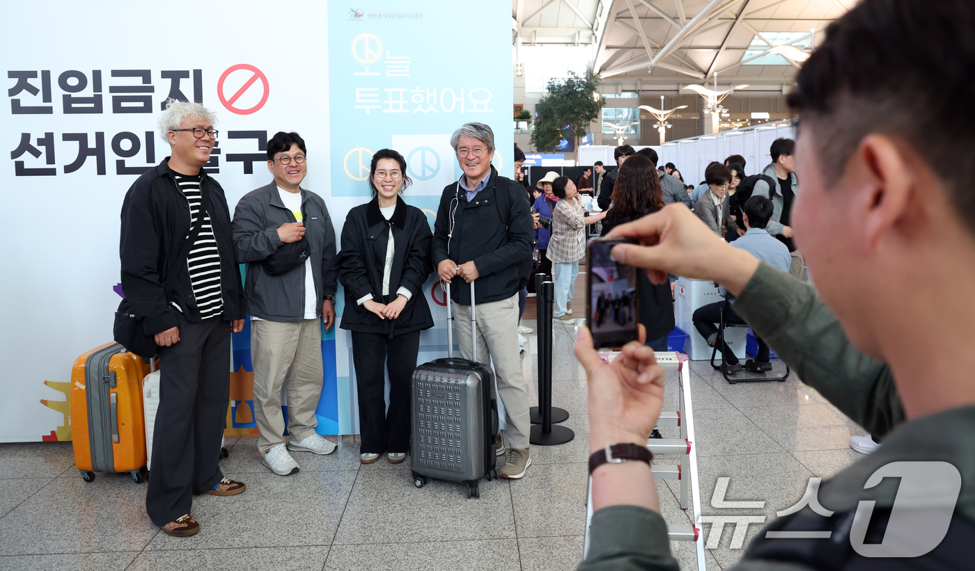 (인천공항=뉴스1) 김명섭 기자 = 제21대 대통령선거 사전투표일인 29일 오전 인천공항에서 한 회사 대표와 직원들이 사전투표를 마친 후 출국에 앞서 인증샷을 촬영하고 있다.  2 …
