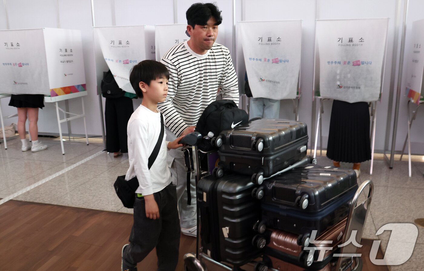 본문 이미지 - 제21대 대통령선거 사전투표일인 29일 오전 인천공항에서 가족이 투표를 마친 후 출국하고 있다. 2025.5.29/뉴스1 ⓒ News1 김명섭 기자