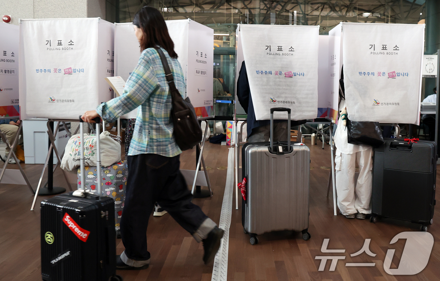 (인천공항=뉴스1) 김명섭 기자 = 제21대 대통령선거 사전투표일인 29일 오전 인천공항에서 여행객들이 출국에 앞서 투표를 하고 있다. 2025.5.29/뉴스1
