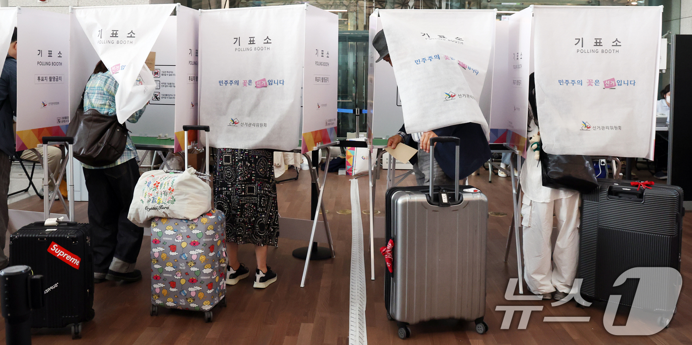 (인천공항=뉴스1) 김명섭 기자 = 제21대 대통령선거 사전투표일인 29일 오전 인천공항에서 여행객들이 출국에 앞서 투표를 하고 있다. 2025.5.29/뉴스1