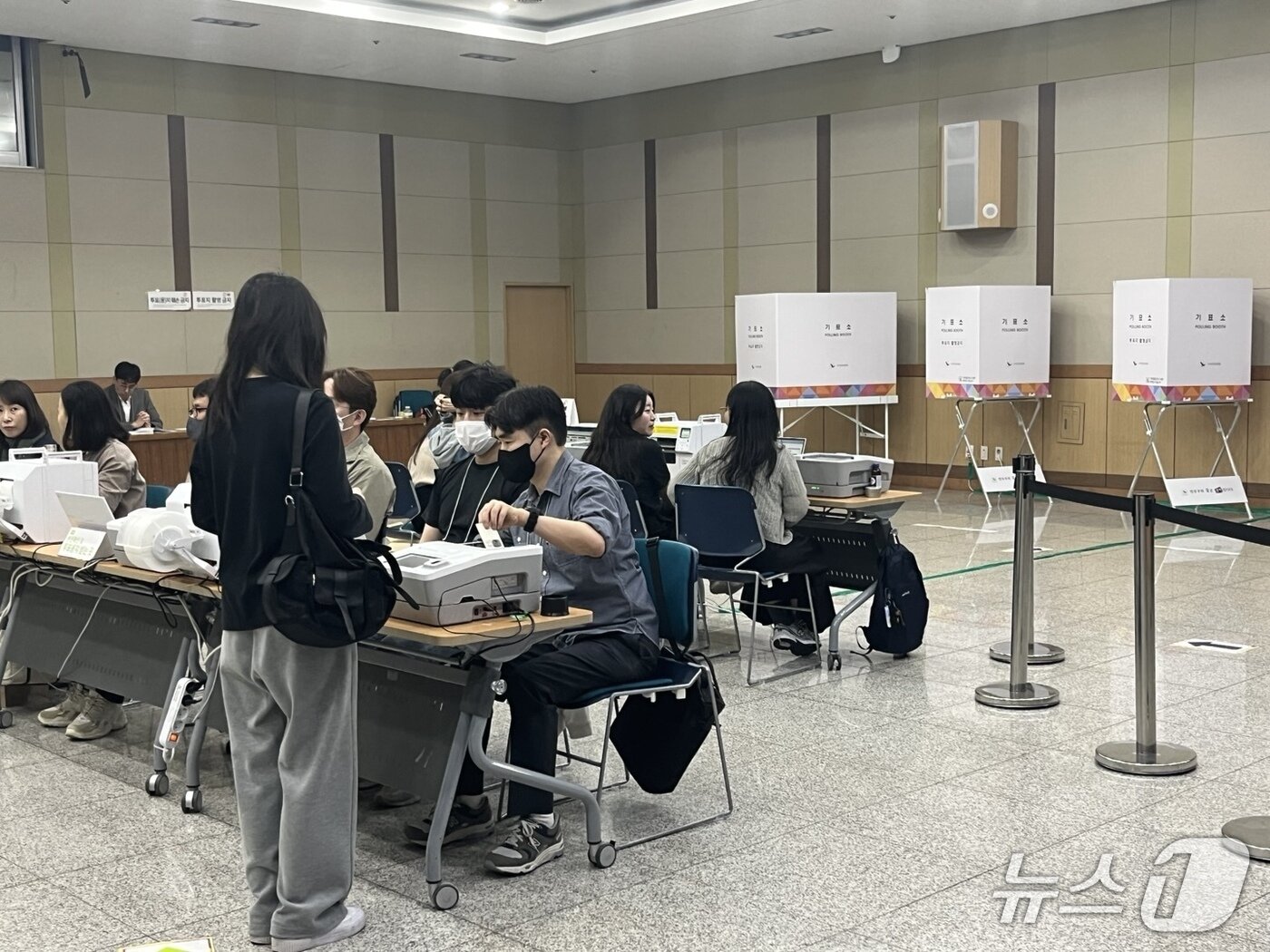 본문 이미지 - 제21대 대통령선거 사전투표가 시작된 29일 부산 남구청에 마련된 사전투표소에서 한 유권자가 투표에 앞선 절차를 진행하고 있다.2025.5.29/뉴스1 ⓒ News1 장광일 기자