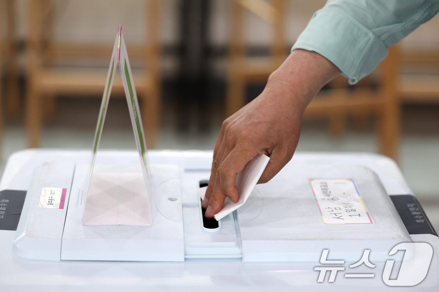 (광주=뉴스1) 이승현 기자 = 제21대 대통령 사전투표 첫날인 29일 광주 동구 서남동 사전투표소에서 유권자가 투표용지를 투표함에 넣고 있다. 2025.5.29/뉴스1