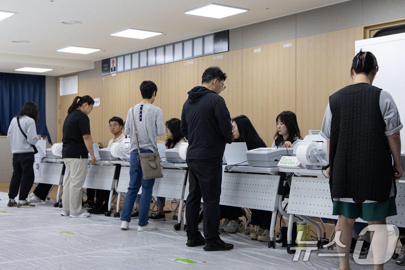 (화성=뉴스1) 이재명 기자 = 제21대 대통령선거 사전투표 첫날인 29일 오전 경기도 화성시 신동 동탄9동 행정복지센터에 마련된 사전투표소를 찾은 유권자들이 소중한 한 표를 행사 …